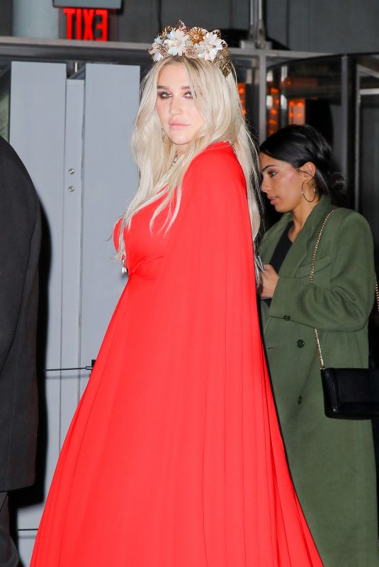 KESHA Arrives at a Grammy