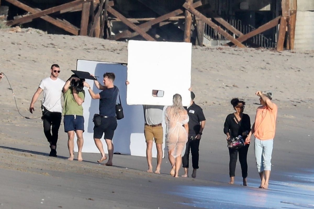 kim-kardashian-on-the-set-of-a-photoshoot-at-a-beach-in-malibu-01-22