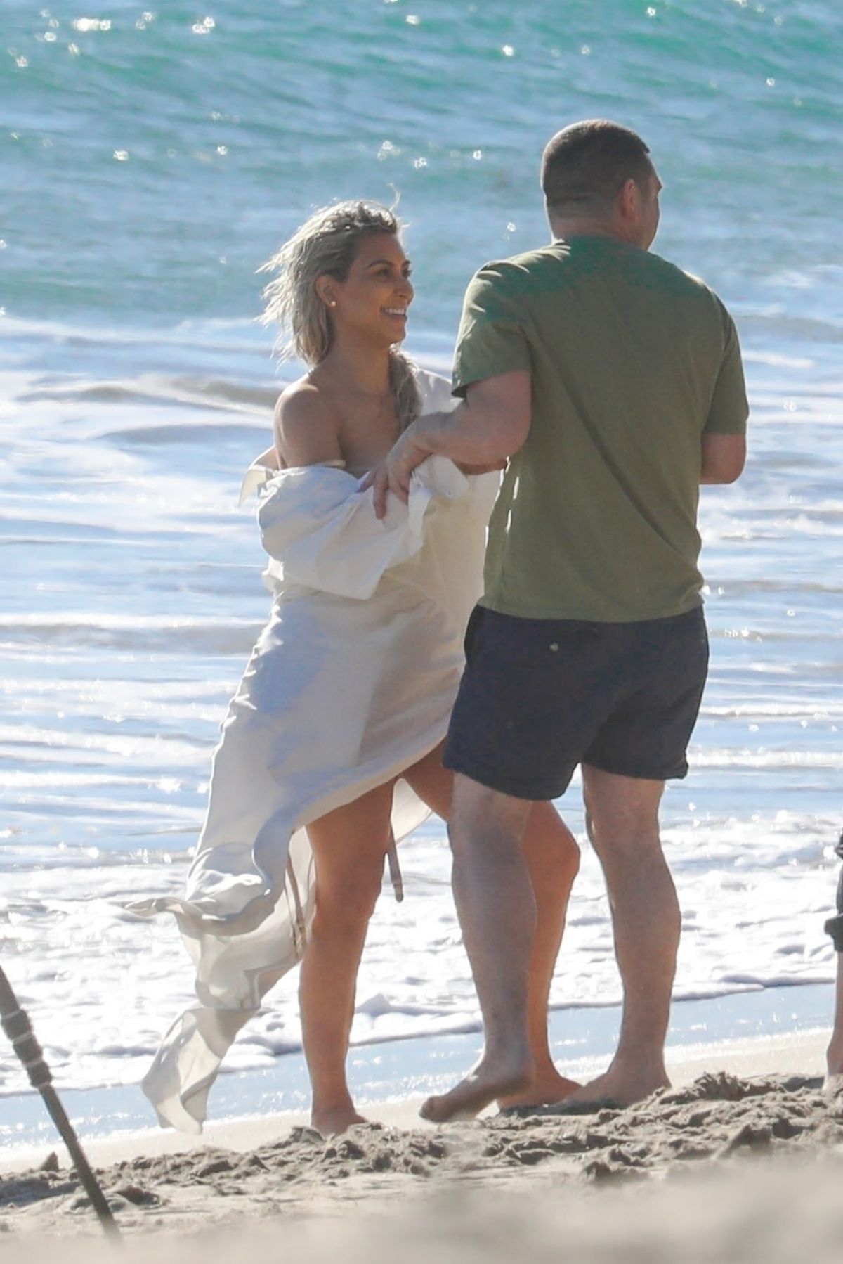 kim-kardashian-on-the-set-of-a-photoshoot-at-a-beach-in-malibu-01-22