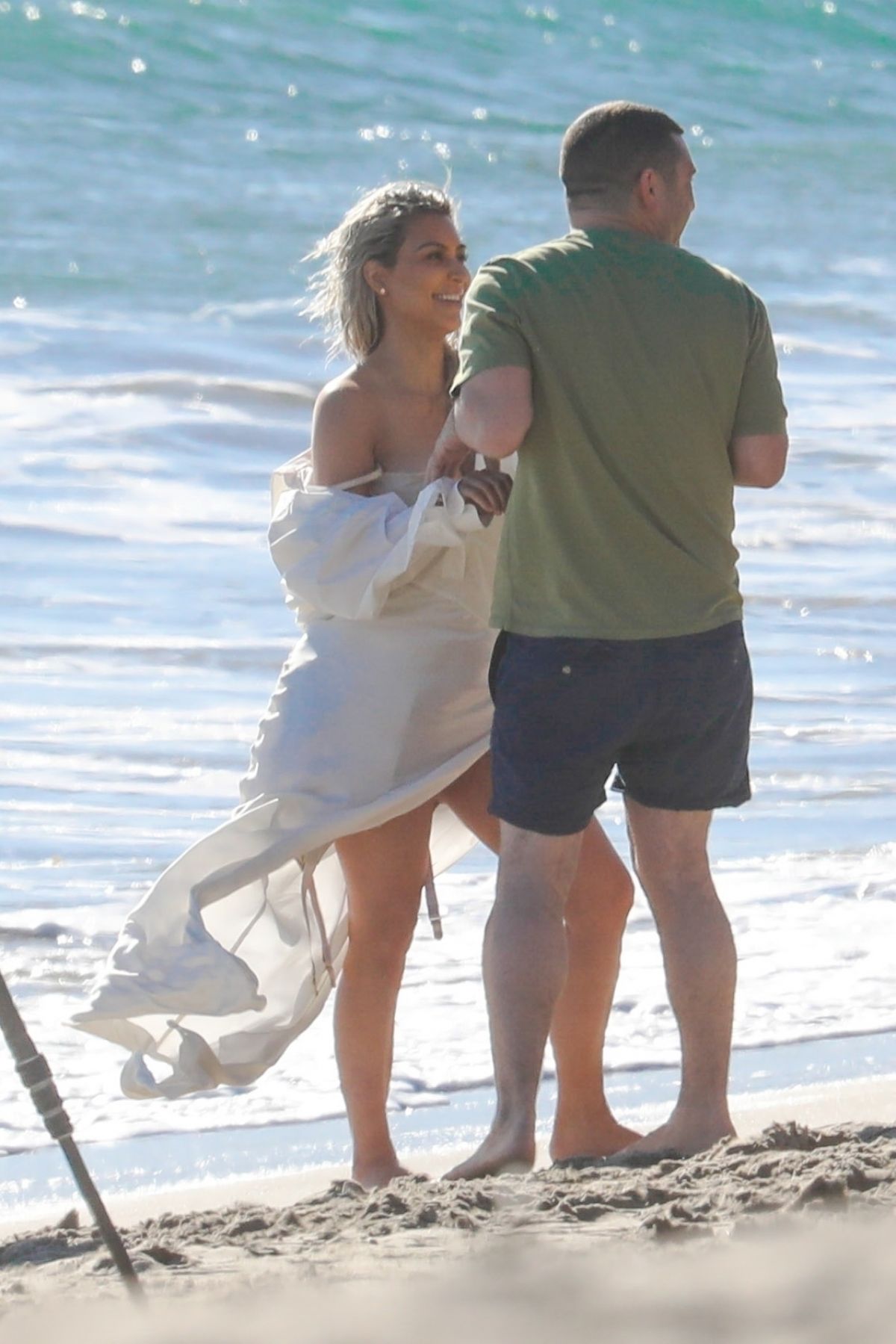 kim-kardashian-on-the-set-of-a-photoshoot-at-a-beach-in-malibu-01-22