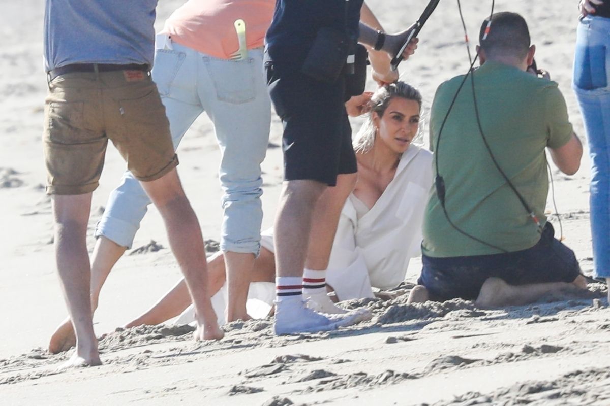kim-kardashian-on-the-set-of-a-photoshoot-at-a-beach-in-malibu-01-22