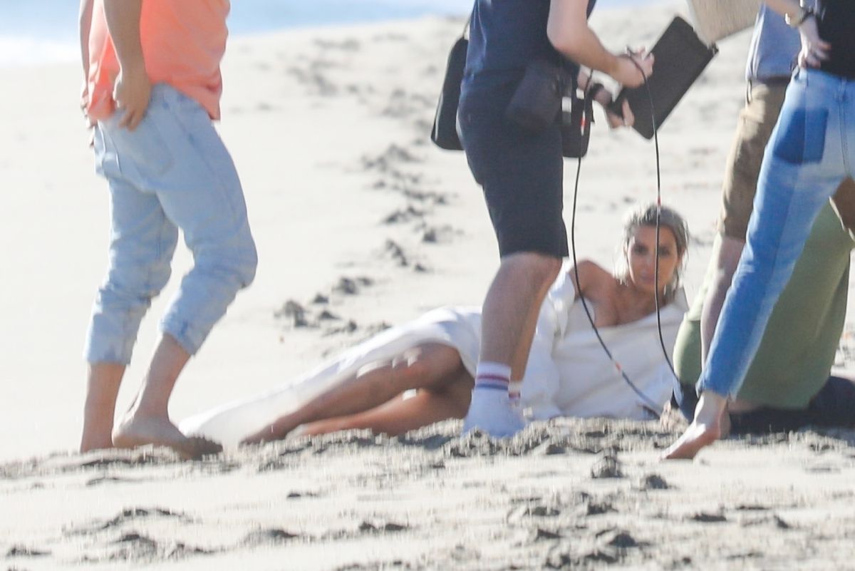 kim-kardashian-on-the-set-of-a-photoshoot-at-a-beach-in-malibu-01-22