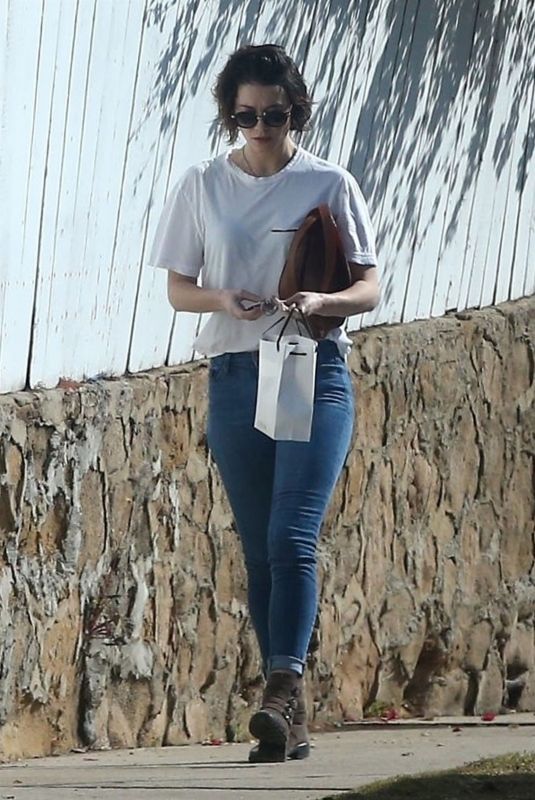 MARY ELIZABETH WINSTEAD Arrives to Her Home in Brentwood 01/05/2018