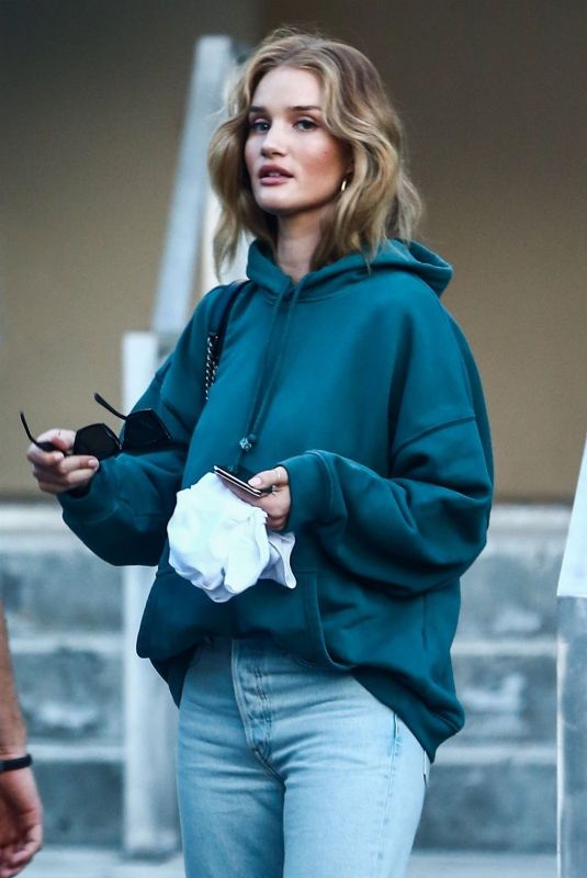 ROSIE HUNTINGTON-WHITELEY Leaves Photoshoot in Miami 01/07/2018