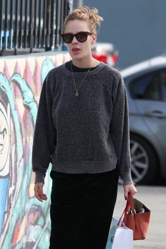 TALLULAH WILLIS Shopping at Sportie LA on Melrose Avenue in Los Angeles 01/30/2018