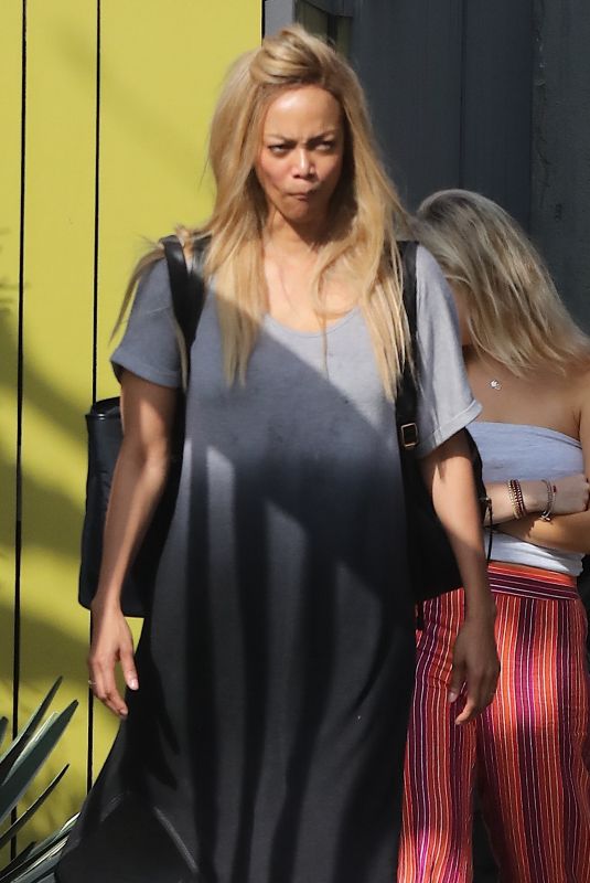TYRA BANKS Leaves a Brunch with Her Mother in Venice 01/16/2018