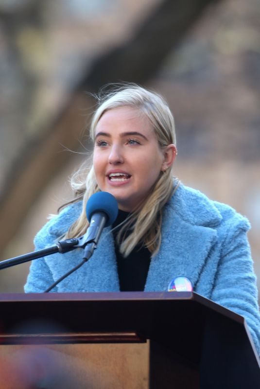 VERONICA DUNE Speaks at 2018 Women’s March in New York, 01/20/2018