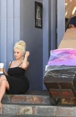 COURTNEY STODDEN Moves Out of Her Apartment into a $3 Million Home in Beverly Hills 02/01/2018