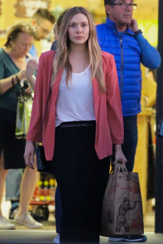 ELIZBAETH OLSEN Shopping for Groceries at Trader Joes in Los Feliz 02/01/2018