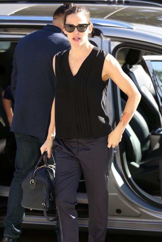 JENNIFER GARNER Arrives at Church in Los Angeles 02/04/2018