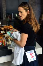 JENNIFER GARNER Out for Coffee and Goodies at Tavern in Brentwood 02/11/2018
