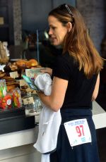 JENNIFER GARNER Out for Coffee and Goodies at Tavern in Brentwood 02/11/2018