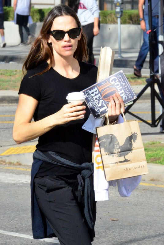 JENNIFER GARNER Out for Coffee and Goodies at Tavern in Brentwood 02/11/2018