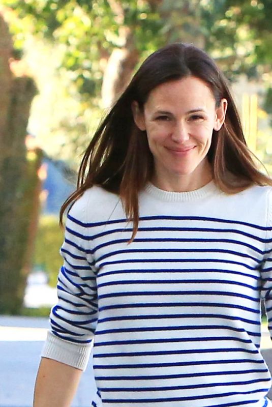 JENNIFER GARNER Out Shopping in Los Angeles 02/13/2018