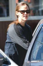 JENNIFER GARNER Shopping for Flowers in Brentwood 02/15/2018