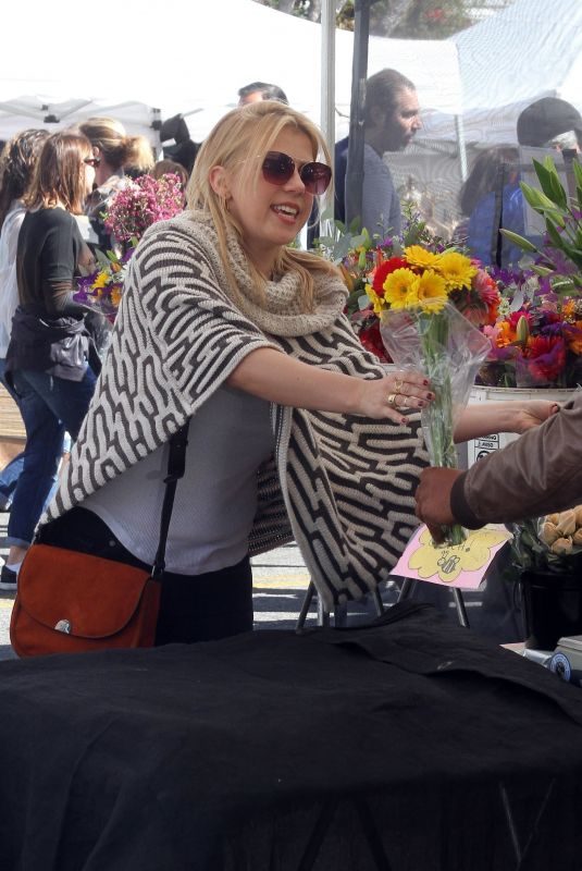 JODIE SWEETIN Shopping at Farmers Market in Studio City 02/25/2018