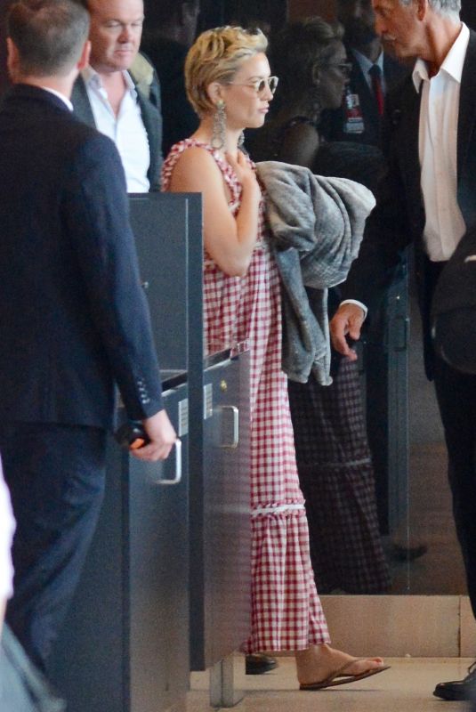 KATE HUDSON Flies Out of Sydney 02/20/2018