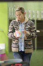 KATE HUDSON Out Shopping  in Los Angeles 02/26/2018
