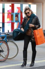 KATE MOSS Shopping at Hermes in London 01/31/2018