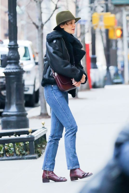 KATIE HOLMES Arrives at Ralph Lauren Fitting for New York Fashion Week 02/09/2018