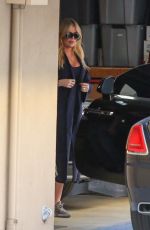 KHLOE KARDASHIAN Arrives at Friend