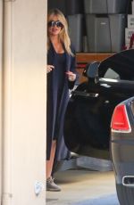 KHLOE KARDASHIAN Arrives at Friend