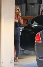 KHLOE KARDASHIAN Arrives at Friend