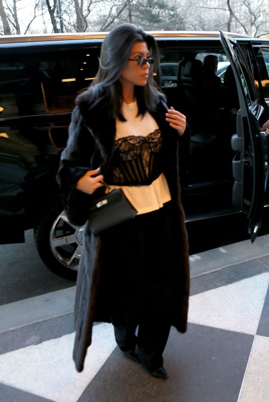 KOURTNEY KARDASHIAN Arrives at Her Hotel in New York 02/03/2018