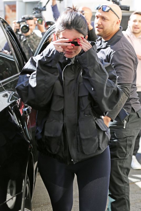 KYLIE JENNER Leaves a Doctor
