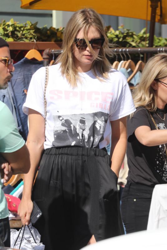 MARIA SHARAPOVA Out Shopping in Venice Beach 02/15/2018