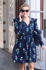 REESE WITHERSPOON at Brentwood Country Mart 02/13/2018