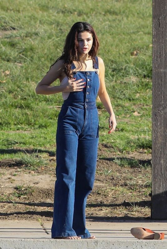 SELENA GOMEZ at Lake Balboa Park in Encino 02/02/2018