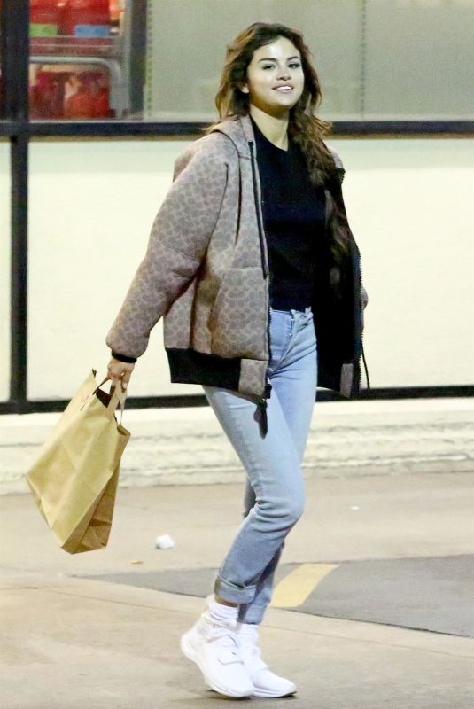 SELENA GOMEZ Shopping at Vons Supermarket in Los Angeles 02/21/2018