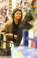 SELENA GOMEZ Shopping at Vons Supermarket in Los Angeles 02/21/2018