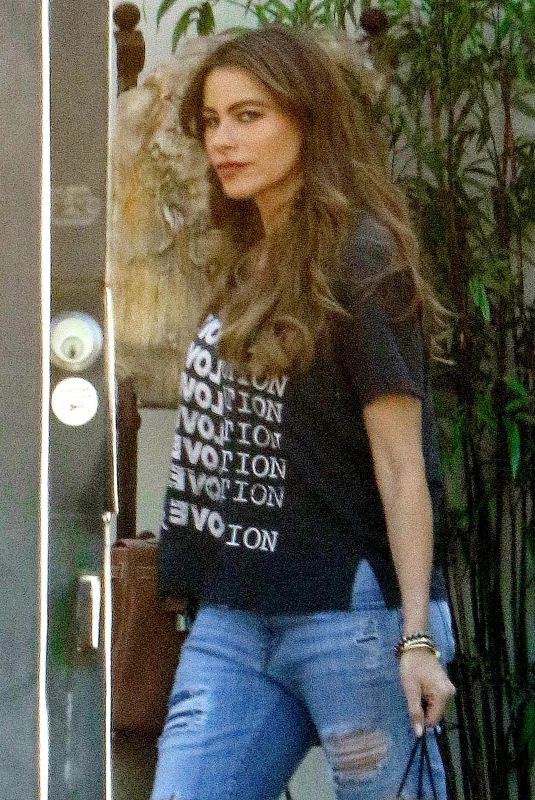 SOFIA VERGARA Out and About in Beverly Hills 01/31/2018