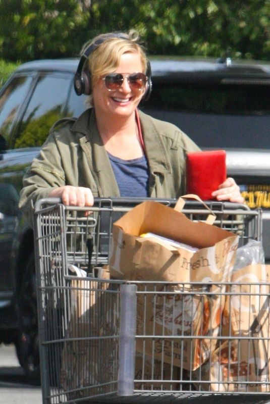 AMY POEHLER Shopping at Bristol Farms in Beverly Hills 03/30/2018