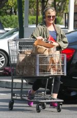 AMY POEHLER Shopping at Bristol Farms in Beverly Hills 03/30/2018