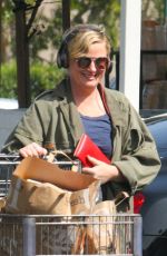AMY POEHLER Shopping at Bristol Farms in Beverly Hills 03/30/2018
