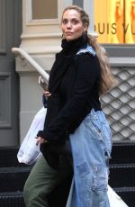 ELIZABETH BARKLEY Out Shopping in New York 03/23/2018