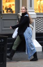 ELIZABETH BARKLEY Out Shopping in New York 03/23/2018