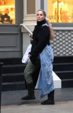 ELIZABETH BARKLEY Out Shopping in New York 03/23/2018