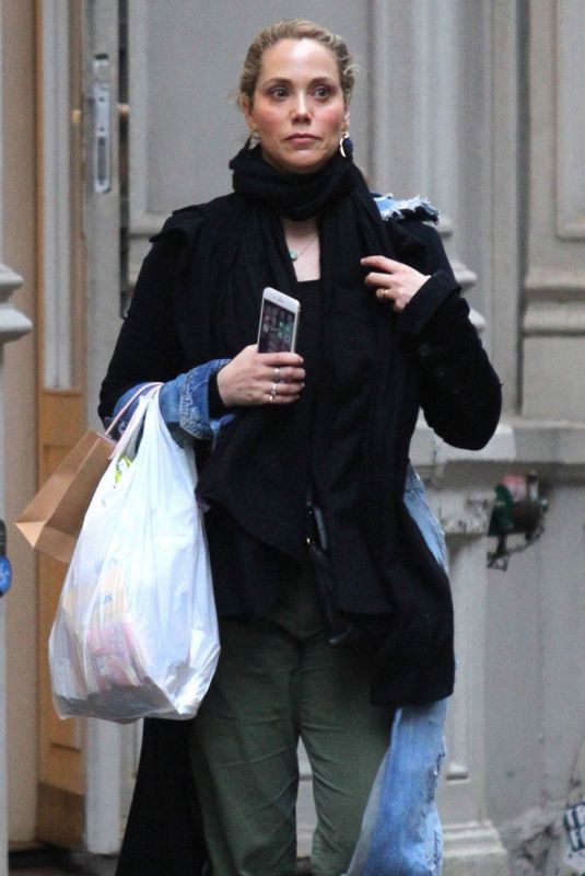 ELIZABETH BARKLEY Out Shopping in New York 03/23/2018