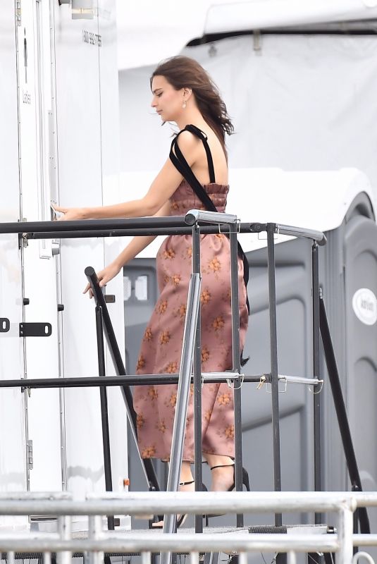 EMILY RATAJKOWSKI Uses Public Restrooms in Santa Monica 03/03/2018