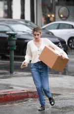 EMMA ROBERTS Pick Up a Package from UPS in Los Angeles 03/22/2018