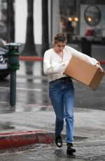EMMA ROBERTS Pick Up a Package from UPS in Los Angeles 03/22/2018
