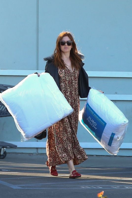 ISLA FISHER Shopping New Pillows at Bed Bath & Beyond in Studio City 03/27/2018