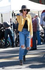 JENNA DEWAN Shopping at Farmers Market in Studio City 04/03/2018