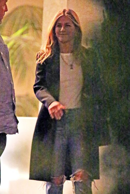 JENNIFER ANISTON Leaves Courtney Cox’s Home in Beverly Hills 02/08/2018