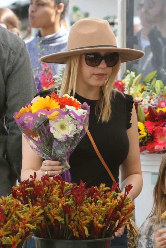 JODIE SWEETIN Shopping at Farmers Market in Studio City 03/25/2018