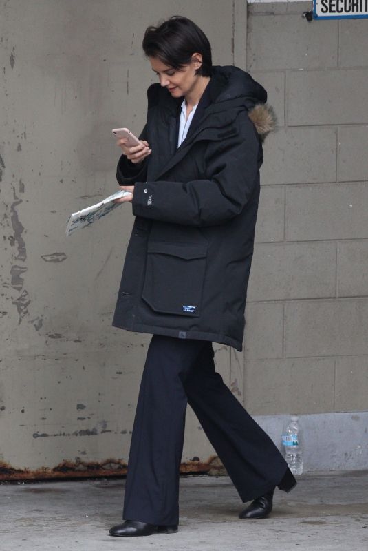 KATIE HOLMES Out and About in Chicago 03/27/2018